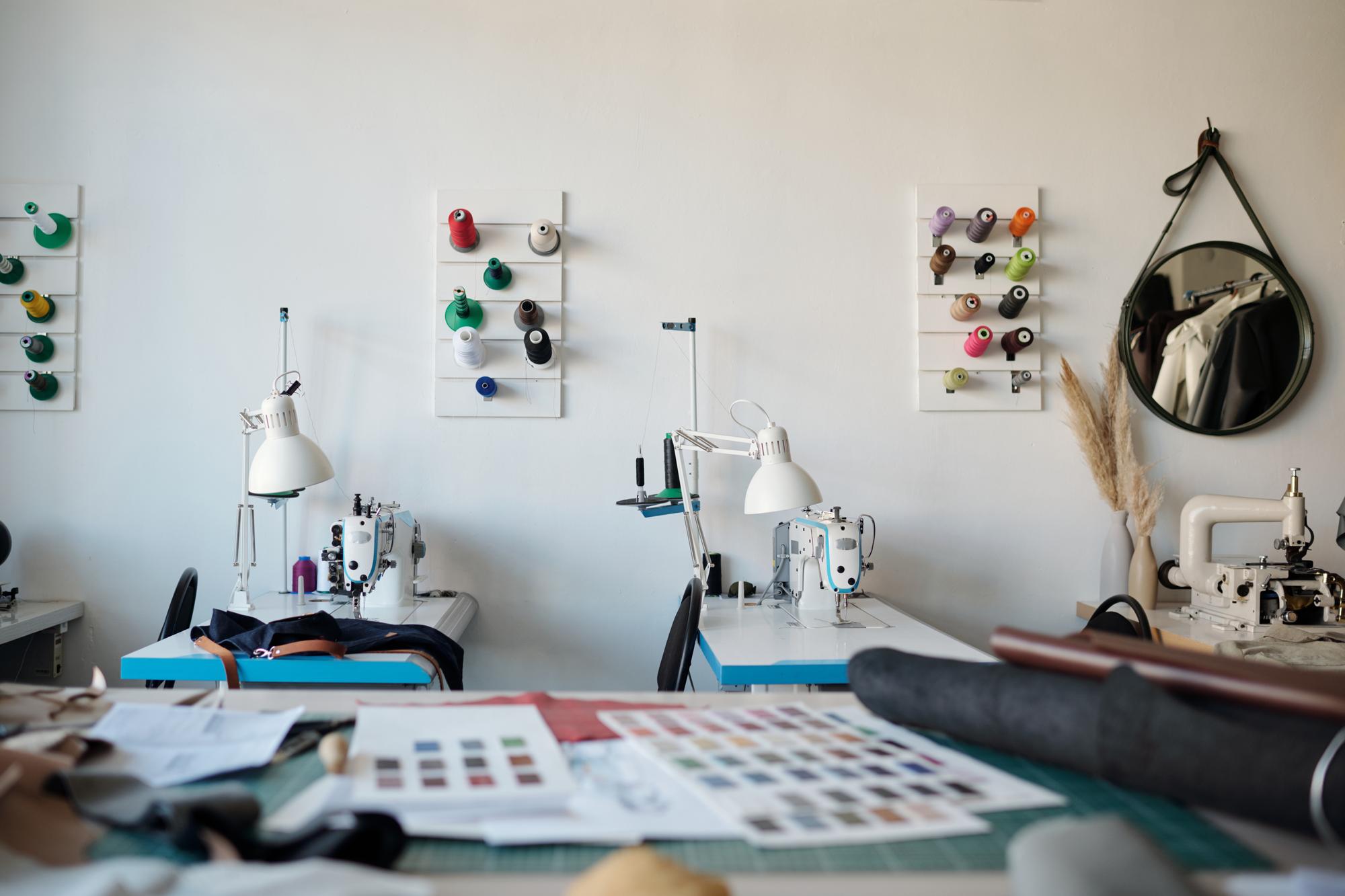 Interno della bottega con macchine da ricamo